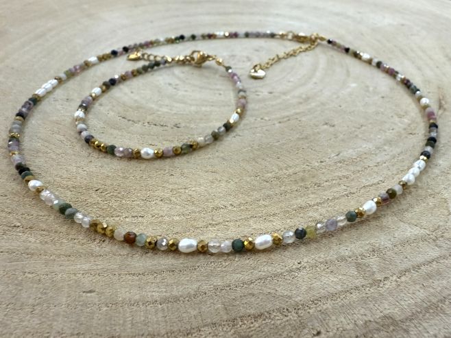 Jemná a elegantní sada náhrdelníku a náramku vytvořená z broušeného turmalínu (3 mm), doplněná o pravé říční perly a...